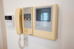 防犯性、セキュリティ対策に安心できるテレビモニター付きインターフォンです。セールスマン対策にもなり安心できます。