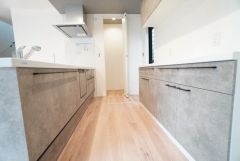 収納も、作業スペースも広々と設けられた使いやすいシステムキッチンです＾＾カウンターキッチンなので、ご家族と会話をしながら楽しくお料理ができます＾＾