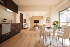 19帖。南向きのリビングであたたかい日差しを感じられます＾＾ 思い思いの時間を過ごしたり食事をしたり、素敵な団らんの場になりますね。家具はCGによるイメージ画像