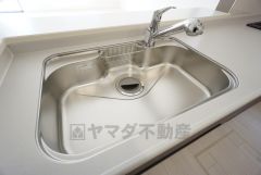 大きなお鍋も楽々洗える幅の広いシンクです＾＾ステンレスシンクなので簡単にお掃除できますよ。洗剤やスポンジもすっきりできる収納付き。