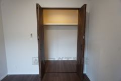 洋室にはハンガーパイプ付きのクローゼットが設けられています。たっぷり収納できるので衣替えの心配もいりませんね＾＾ 