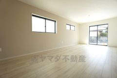 大きな掃き出し窓のあるリビングは、陽光あふれる明るい空間です。ゆったりと寛げる憩いの場となりそうです。