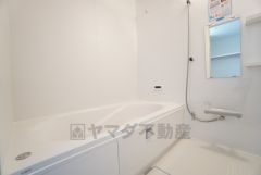 1日の疲れを癒すくつろぎのバスルーム。足を伸ばしてもゆったりと入れるサイズです。お子様と一緒にお風呂に入っても狭くないですね＾＾