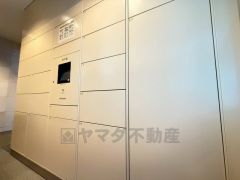 宅配ボックス付き。お仕事中や外出中などの不在時にも荷物が受け取れるのはとっても便利ですね＾＾セキュリティ面でも安心です＾＾