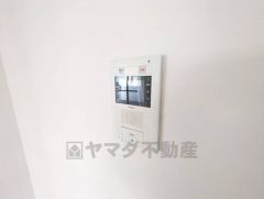 防犯はもちろん、セールスマン対策にもなるモニター付きインターホンです。お子さん1人での留守番時にも活躍しそうです。