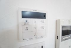 キッチン横からお湯張り、追い炊き、足し湯がボタン一つで楽々操作できる給湯機リモコンです。忙しい夕飯準備の時間帯に重宝しますね。