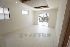 大きな窓のあるリビングは、陽光あふれる明るい空間です。居心地良く、ご家族皆がゆったりくつろげる憩いの空間となりそうです。