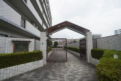 マンションのエントランスは、防犯性を高めるオートロックや来客対応スペースがあり、住まいの顔として安心感を与えます＾＾