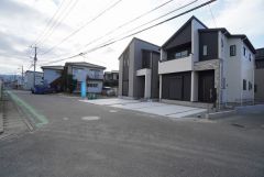 前面道路幅員：南側約4ｍ公道、東側約6.3ｍ公道、北側約2ｍ公道