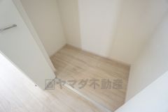 キッチン横にはパントリー付き＾＾長期保存ができるもの、調理器具、防災グッズを入れておくのもいいですね。