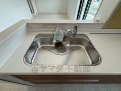 大きなお鍋も楽々洗える幅の広いシンクです＾＾ステンレスシンクなので簡単にお掃除できますよ。洗剤やスポンジもすっきりできる収納付き。