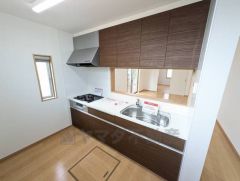 対面式キッチンなのでリビングにいるご家族とコミュニケーションを取りながら洗い物や、お料理が楽しめそうですね＾＾ 