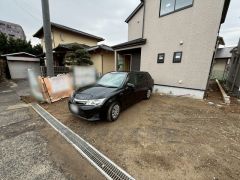 駐車スペースはゆとりある2台分を確保。マイカー用に、お客さま用に、余裕を持ってご利用いただけます。住人以外の車の進入も少なく、小さなお子様を持つご家庭にも安心です＾＾