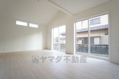 勾配天井で開放感＾＾大きな掃き出し窓のあるリビングは、陽光あふれる明るい空間です。ゆったりと寛げる憩いの場となりそうです。