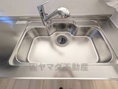 大きなお鍋も楽々洗える幅の広いシンクです＾＾ステンレスシンクなので簡単にお掃除できますよ。洗剤やスポンジもすっきりできる収納付き。