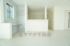 窓から光が差し込む明るいダイニングです＾＾