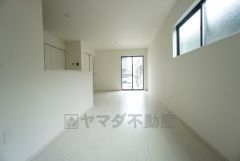 大きな掃き出し窓のあるリビングは、陽光あふれる明るい空間です。ゆったりと寛げる憩いの場となりそうです。