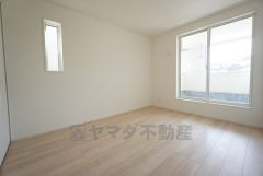 6帖。木の温もりがやさしいフローリングとシンプルなクロスです＾＾クローゼットもあり荷物もすっきり片付けられ、ゆとりのある暮らしが出来ます＾＾