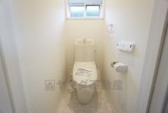 1階2階の2ヶ所にトイレがありますので、忙しい朝にも家族に気を使わず、ゆとりが生まれますね＾＾ 小窓付きで換気する時に便利です＾＾