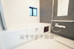 1日の疲れを癒すくつろぎのバスルーム。足を伸ばしてもゆったりと入れるサイズです。お子様と一緒にお風呂に入っても狭くないですね＾＾