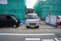 駐車スペースはゆとりある2～3台分を確保。マイカー用に、お客さま用に、余裕を持ってご利用いただけます。