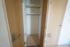 玄関横に収納スペースを確保。掃除道具や、パイプを付けてコートをかけたり様々な用途で活用できそうですね＾＾