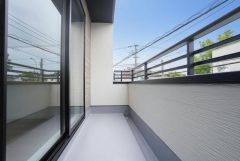 広々としたバルコニー。南西向きで陽当たり良好です。 お洗濯はもちろん、日光浴スペースにも＾＾ 天気のいい日にはお布団もまとめて干せそうですね＾＾