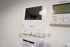 防犯はもちろん、セールスマン対策にもなるモニター付きインターホンです。 来訪者の顔が見えるので安心ですね＾＾