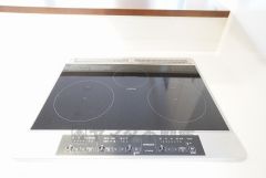 お手入れのしやすいIHクッキングヒーターです。3口コンロなので、効率よくお料理が楽しめます。毎日のお料理も楽しくなりますね＾＾