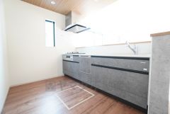 対面式キッチンなのでリビングにいるご家族とコミュニケーションを取りながら洗い物や、お料理が楽しめそうですね＾＾