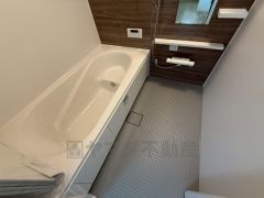 1日の疲れを癒すくつろぎのバスルーム。足を伸ばしてもゆったりと入れるサイズです。お子様と一緒にお風呂に入っても狭くないですね^^
