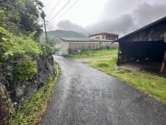 前面道路は西側約3.36～4.97ｍに面しています。