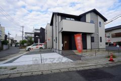 駐車スペースはゆとりある2台分を確保。マイカー用に、お客さま用に、余裕を持ってご利用いただけます。