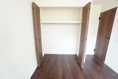 洋室にはハンガーパイプ付きのクローゼットが設けられています。たっぷり収納できるので衣替えの心配もいりませんね＾＾