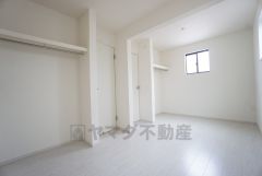 2ドア1ルーム、クローゼットも2ヶ所ついています＾＾お子様の成長に合わせてお部屋を仕切ることができます＾＾