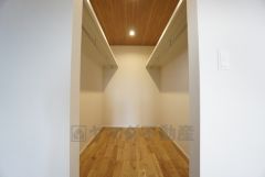 洋室にはハンガーパイプ付きのウォークインクローゼットが設けられています。使用頻度が少ないものは枕棚の上に、足元には3段ボックスを置いて、フル活用できますね＾＾