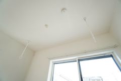 1階3帖洋室の窓際には室内物干し付き＾＾雨の日や花粉の季節の洗濯も安心です＾＾