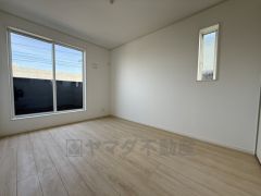 6帖。主寝室としてお使いいただけそうなこちらのお部屋は、日当たりが良く、爽やかな風を感じて起きる朝は、快適生活の始まりに。