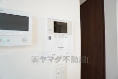 防犯はもちろん、セールスマン対策にもなるモニター付きインターホンです。お子さん1人での留守番時にも活躍しそうです。