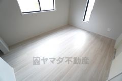 主寝室としてお使いいただけそうなこちらのお部屋は、日当たりが良く、爽やかな風を感じて起きる朝は、快適生活の始まりに。