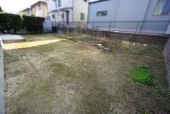 広々としたお庭付き＾＾日光浴やガーデニングはもちろん、リビングから姿が見守れるのでお子さまの外遊びの場としても安心です＾＾BBQやお子様のプールなども楽しめそうですね＾＾ 