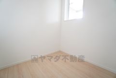 バルコニー面したサンルーム。洗濯物干し場としてはもちろん、書斎や趣味のスペースとして、物置としてなどライフスタイルに合わせて様々な使い方が出来そうですね＾＾