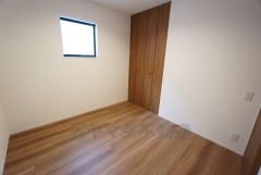 約4.5帖の洋室。