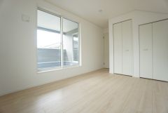 主寝室としてお使いいただけそうなこちらのお部屋は、日当たりが良く、爽やかな風を感じて起きる朝は、快適生活の始まりに。