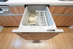 炊事時間を大幅に短縮できる食器洗浄乾燥機付き＾＾食器を洗う手間が減るので家族とのコミュニケーションの時間や自分の時間が増えますね。