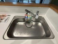 大きなお鍋も楽々洗える幅の広いシンクです＾＾ステンレスシンクなので簡単にお掃除できますよ。洗剤やスポンジもすっきりできる収納付き。