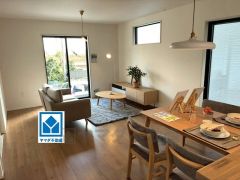 窓から光が差し込む明るいリビングダイニングです＾＾明るく開放感があるため長時間リビングで過ごしたい人におすすめです。