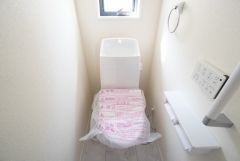 温水洗浄機付トイレです。節水機能もあるので、安心して使えますね。もちろん、1階2階の2ヶ所にトイレがあるので、忙しい朝にもゆとりができますね。