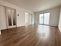 大きな掃き出し窓のあるリビングは、陽光あふれる明るい空間です。ゆったりと寛げる憩いの場となりそうです。