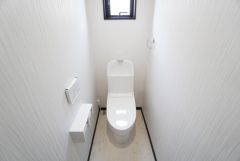 1階2階の2ヶ所にトイレがありますので、忙しい朝にも家族に気を使わず、ゆとりが生まれますね＾＾ 小窓付きで換気する時に便利です＾＾